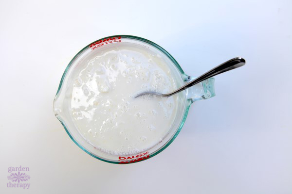 Λιωμένο σαπούνι σε ένα κύπελλο μέτρησης Pyrex