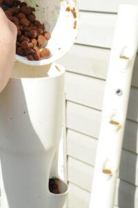 Γεμίζοντας τους κατακόρυφους σωλήνες Aquaponics