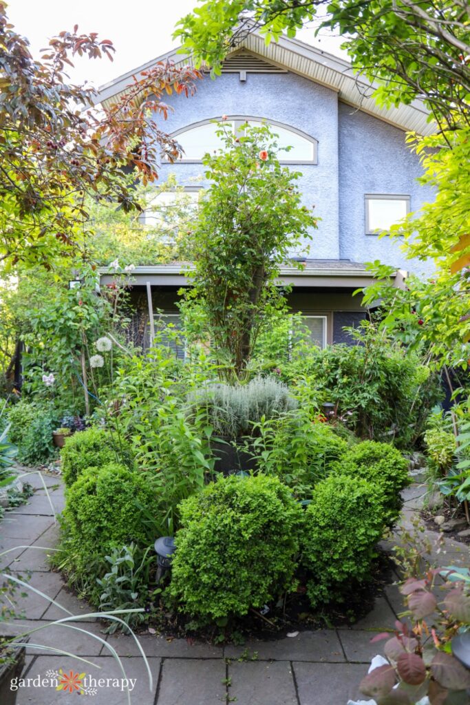 Backyard Porous Paver Patway μέσω του κήπου