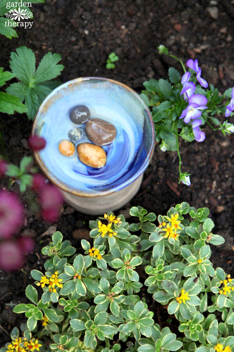 Δώστε στο μέλισσα νερό στον κήπο με λουτρό DIY Bee Bee